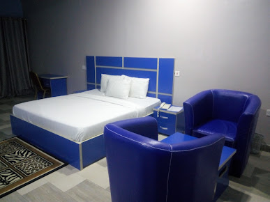 Royal Executive Suite (Silver)